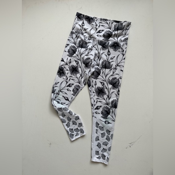Evolution And Creation Yoga Pants - Black/White Floral - Size: Medium - Picture 1 of 5
